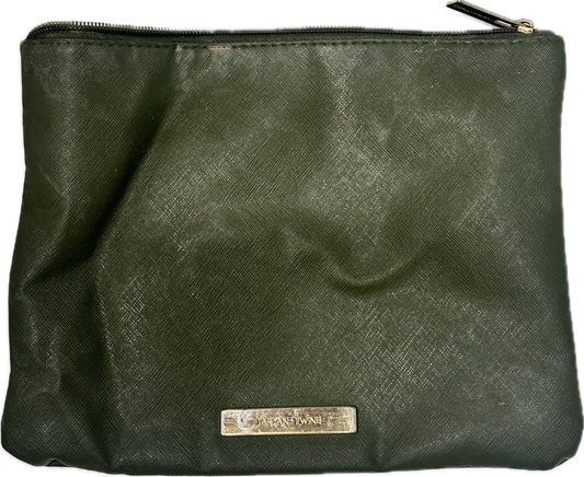 SONS OF ANARCHY: Gemma’s HERO TAHARI Makeup Bag