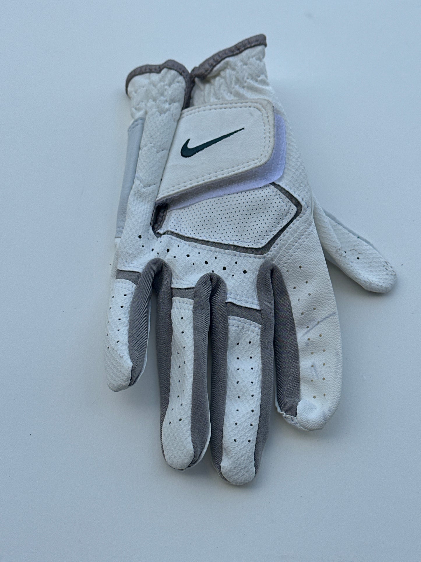 NEW GIRL: Jesica Day and friend HERO Nike Golf Glove from Episode 420 "Par 5"