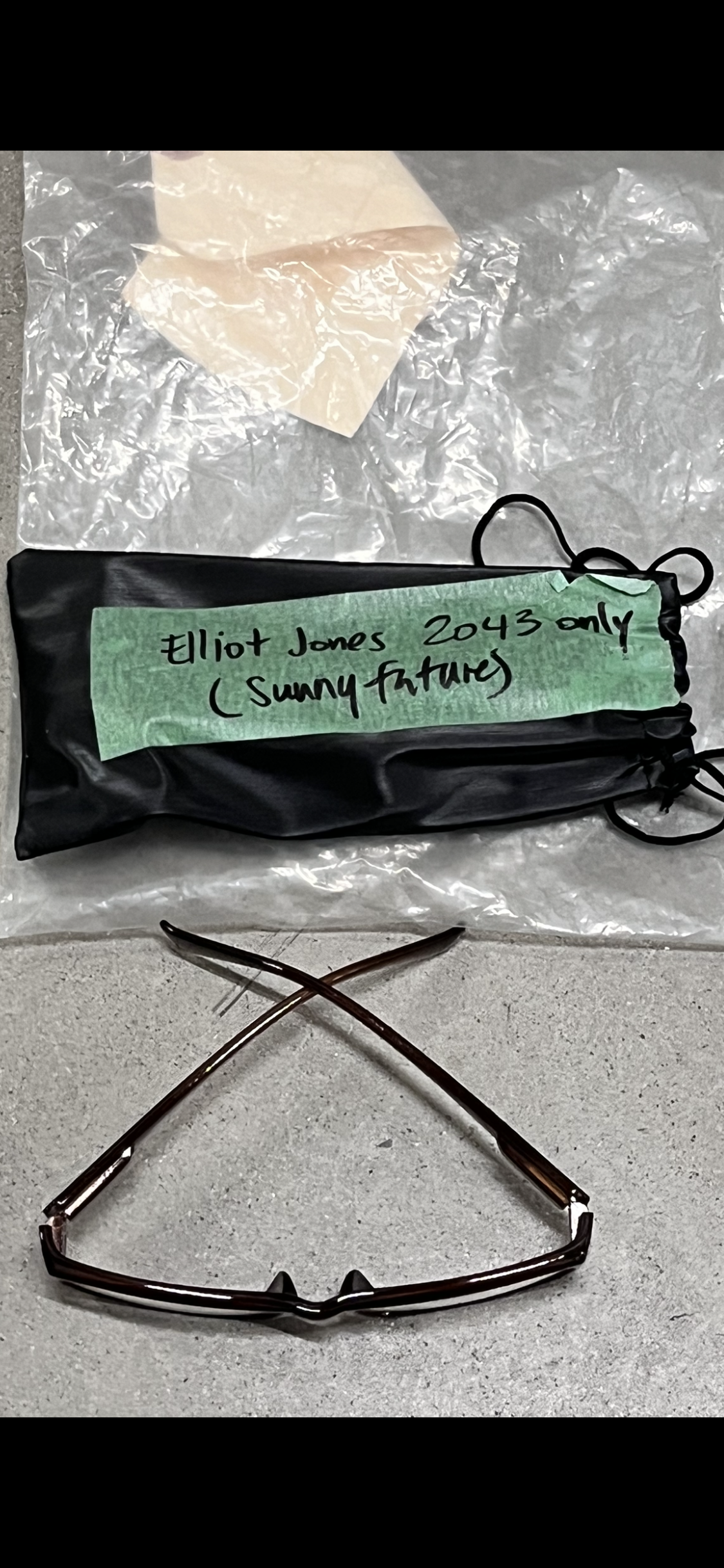 12 Monkeys: Elliot Jones Case and Eyeglasses