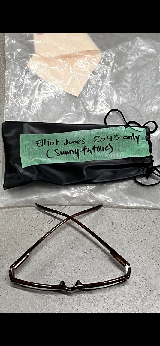 12 Monkeys: Elliot Jones Case and Eyeglasses