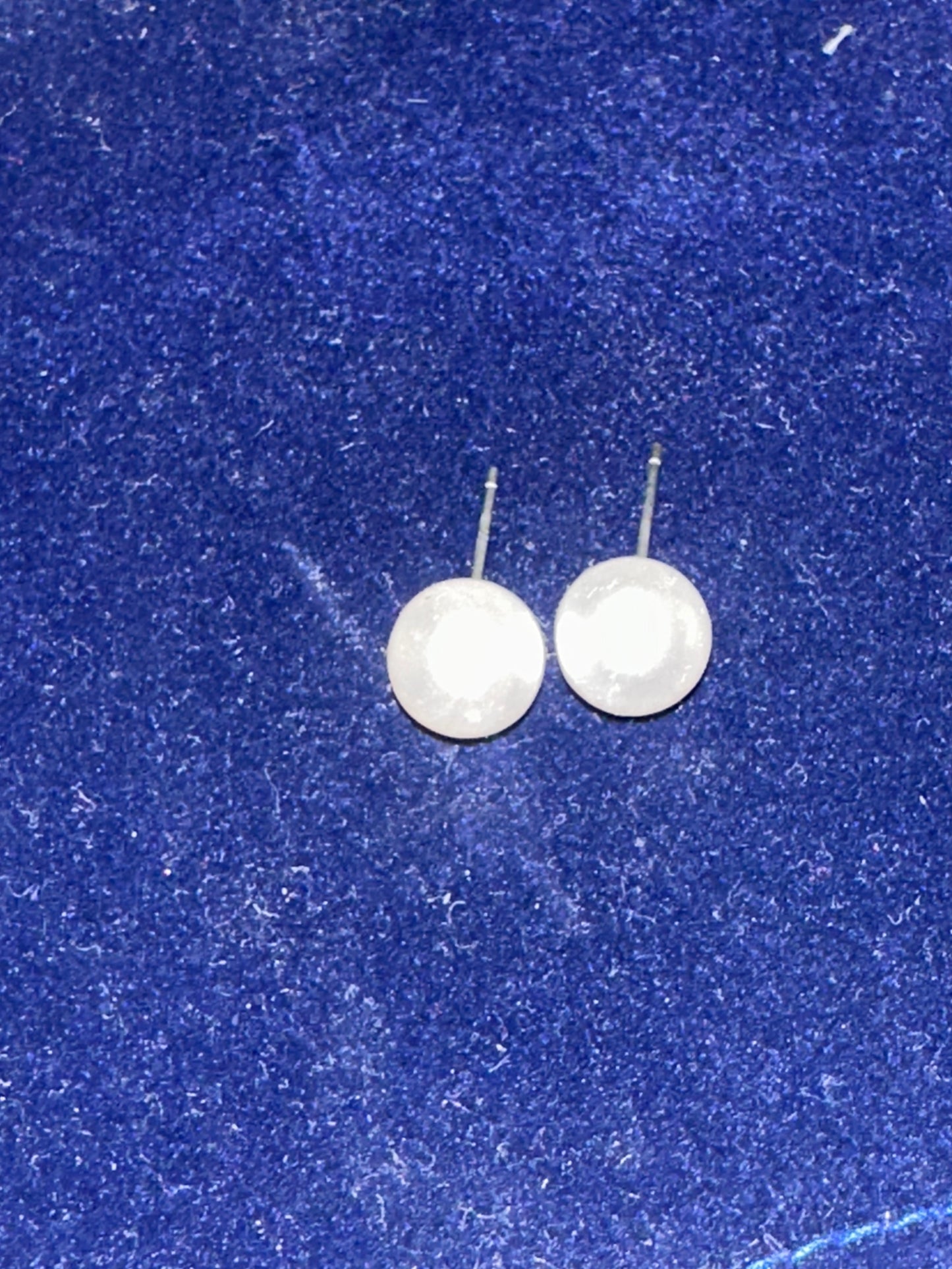 PARKS AND RECREATION : Leslie Knope White faux Pearl Earrings