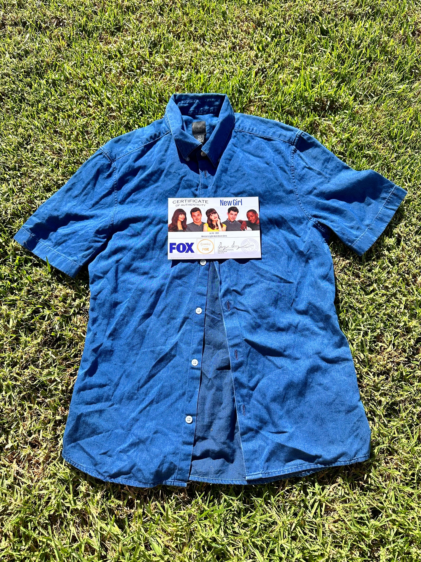 NEW GIRL: Winston's Blue Light Denim Short Sleeve Shirt (S)