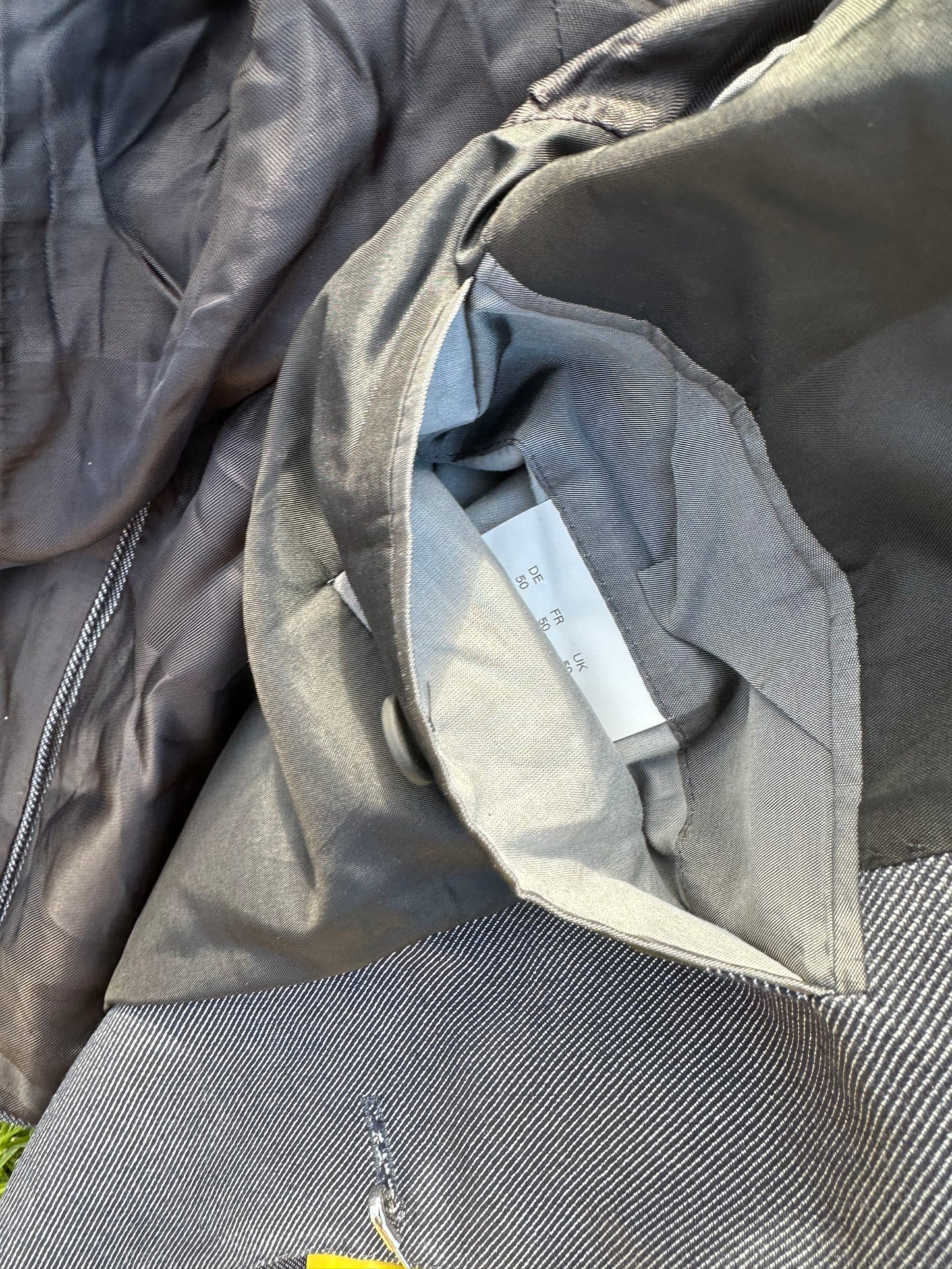NEW GIRL: Schmidt Grey BOSS Sport Coat with blue Pocket Square (40)