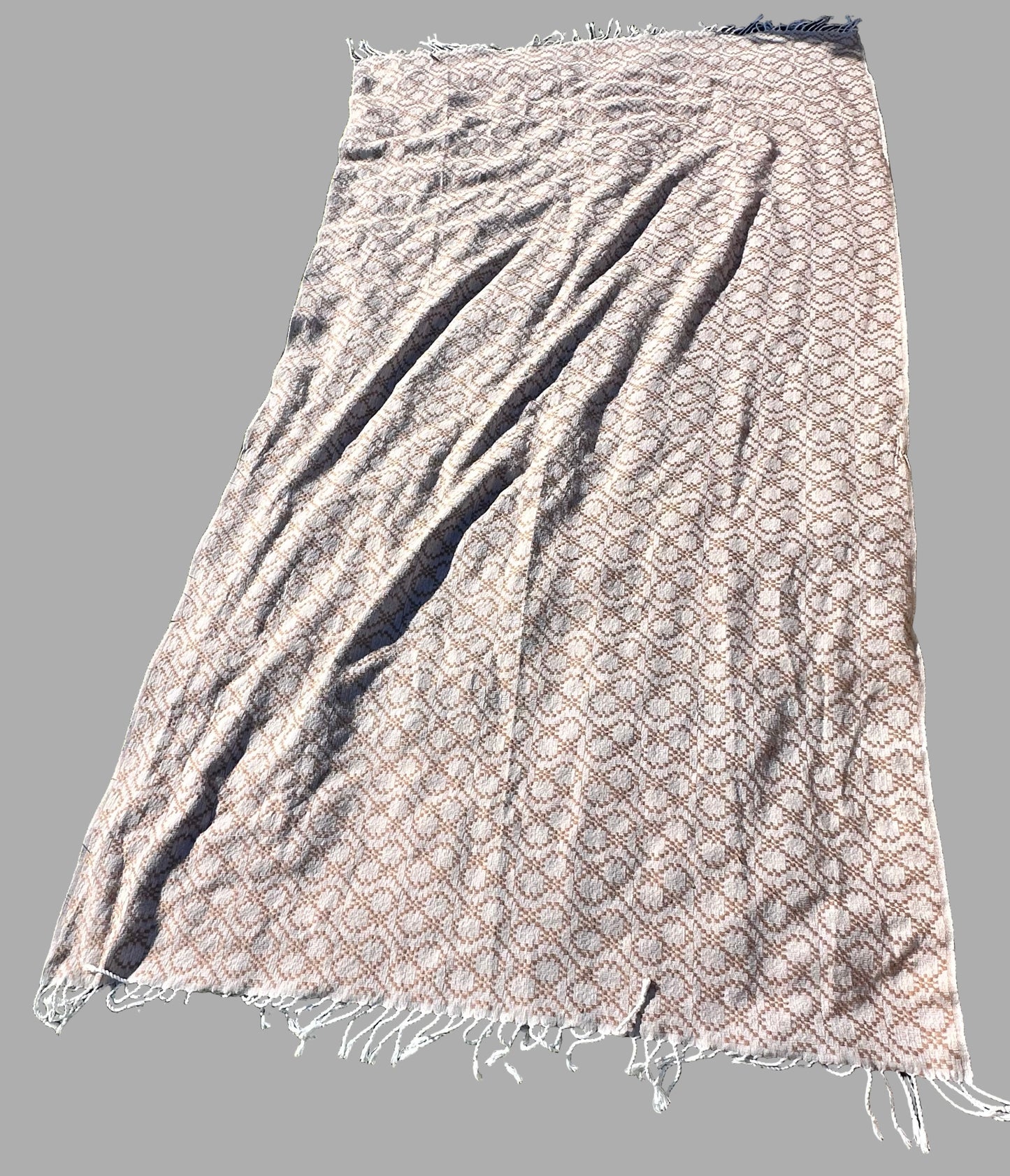 THE GENTLEMEN: Raymond’s Designer Blanket From Outside