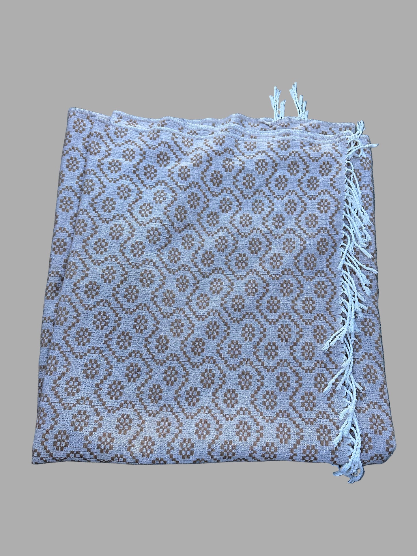 THE GENTLEMEN: Raymond’s Designer Blanket From Outside