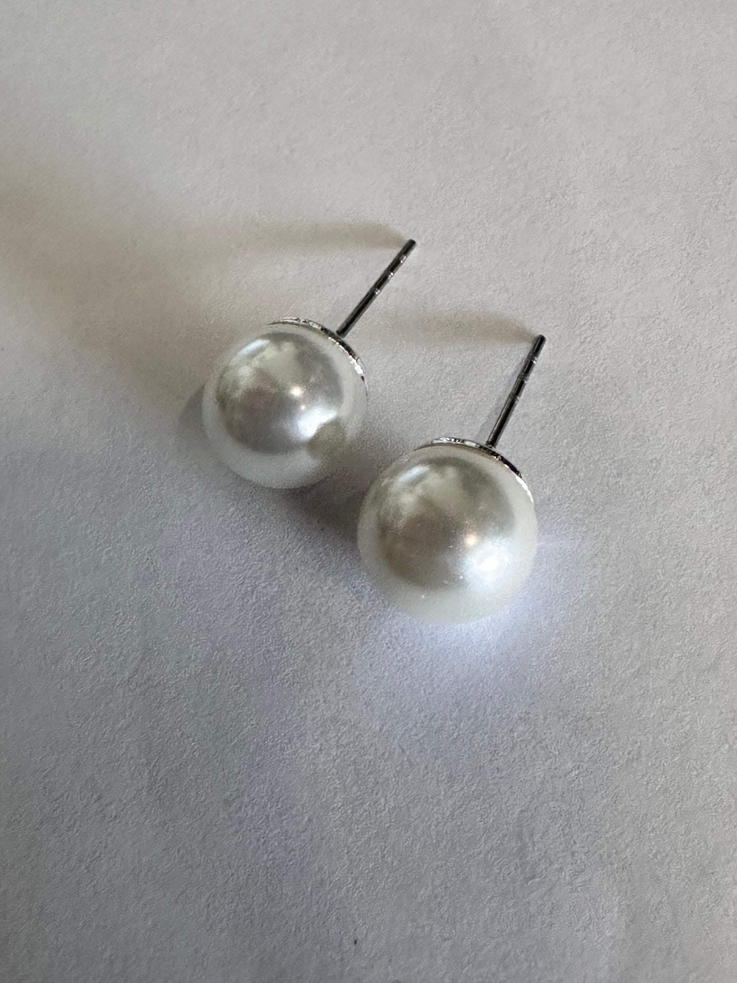 PARKS AND RECREATION : Leslie Knope White faux Pearl Earrings