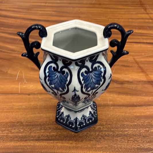 VEEP: Selina's Ceramic Urns from Brownstone Residence