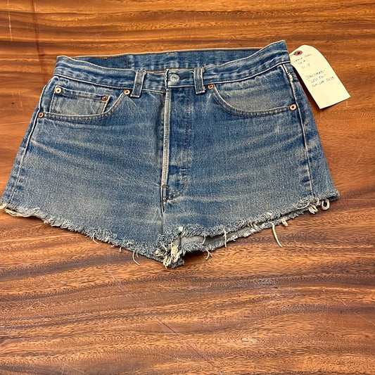 SILICON VALLEY: Carla's LEVI’S 501 Short Cut Denim Shorts (32)