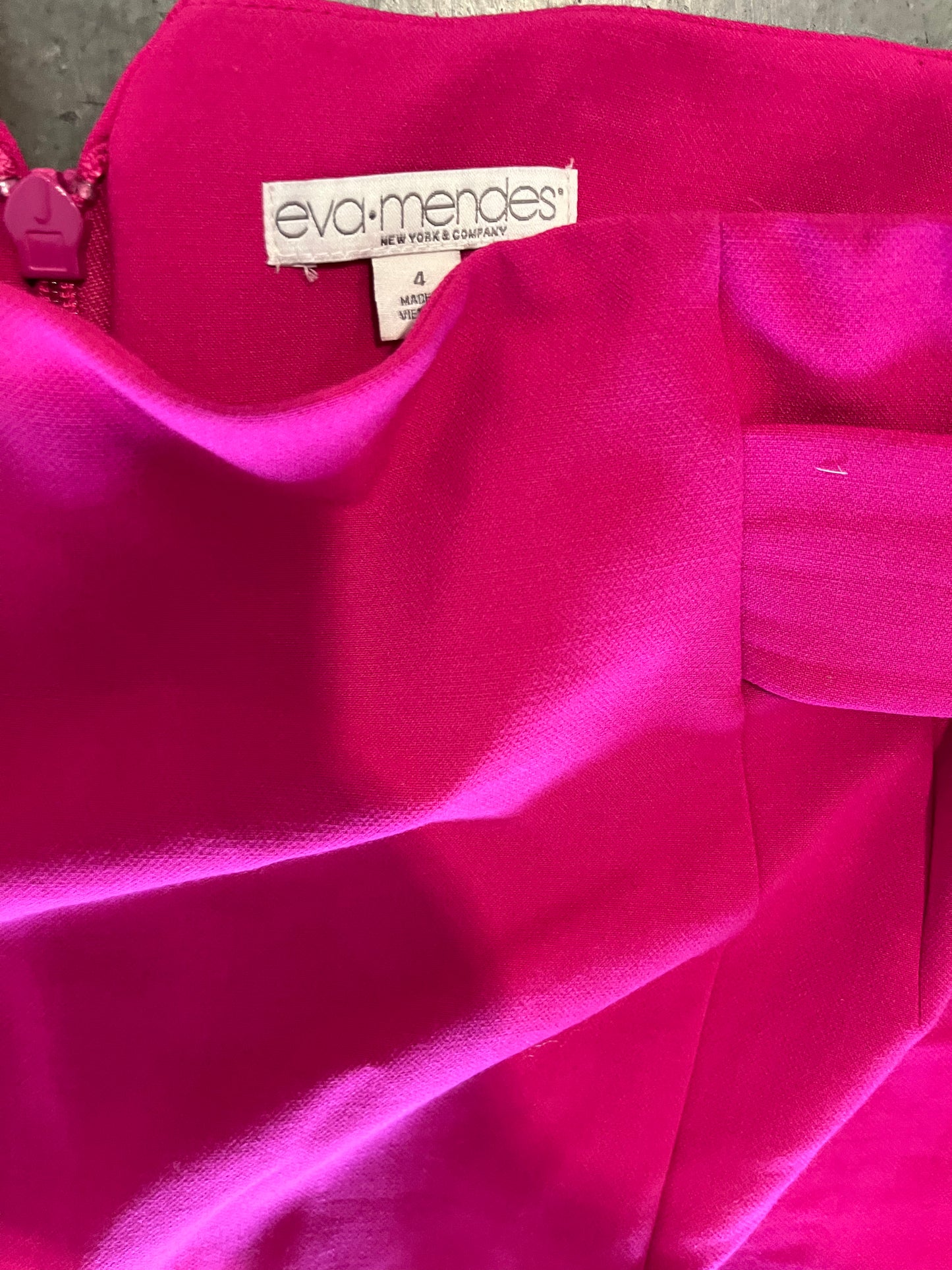 New Girl: Jessica Day's Eva Mendes Pink Skirt (4)