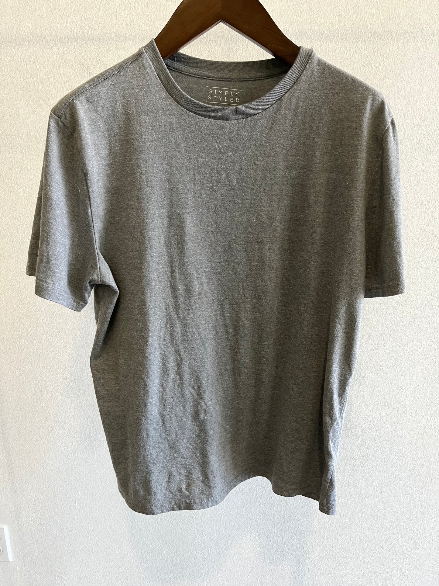NEW GIRL: Nick's Simply Styled Grey T-shirt (L)